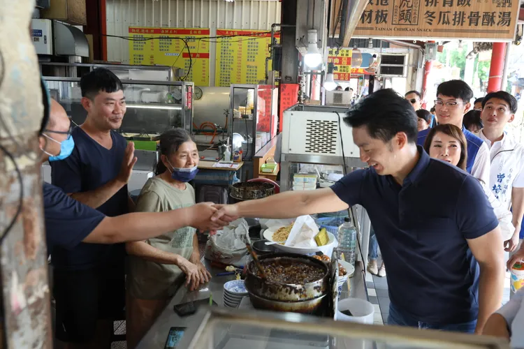 蔣萬安沿途與民眾熱情互動。北市府提供