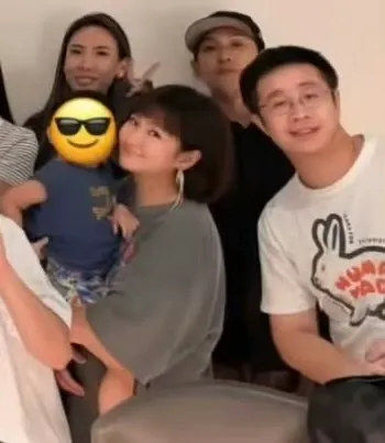 Selina(前中)抱著儿子小腰果与男友小徐一同入镜。翻摄IG