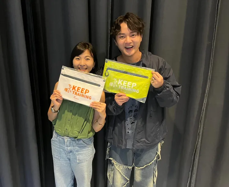 許琡婷（左）以歌迷身份許願，想邀最愛「歌王」許富凱（右）搭檔主持。公視台語台提供