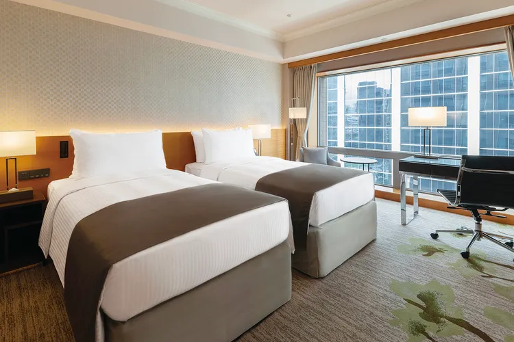 JR東日本大飯店台北祭出旅展住宿券優惠，最低26折起。「都會客房純住房券」旅展價4999元；「都會客房一泊一食住宿券」含兩客自助早餐旅展價5999元，並推出買8送1限量優惠。JR東日本大飯店台北提供