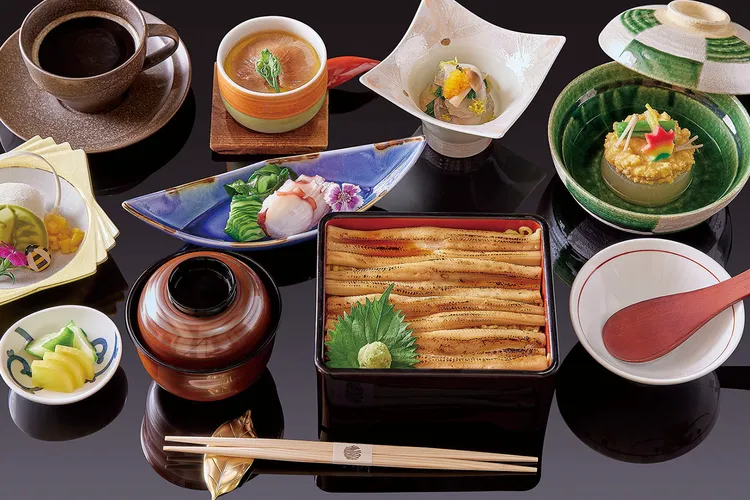 JR東日本大飯店台北HAYASE日本料理推出旅展限定的「午間御膳套券」，買5送1平均每張僅967元，主菜可選鹽烤牛舌麥飯佐山藥泥、炙燒星鰻重箱、海鮮散壽司三款人氣餐點。JR東日本大飯店台北提供