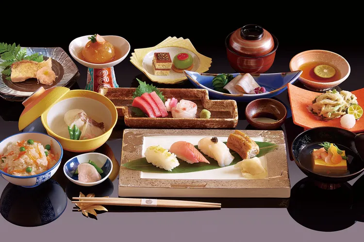 HAYASE日本料理旅展推出「午間全區雙人午餐套餐」旅展價4000元，可於割烹吧檯、包廂或鐵板燒區使用。JR東日本大飯店台北提供