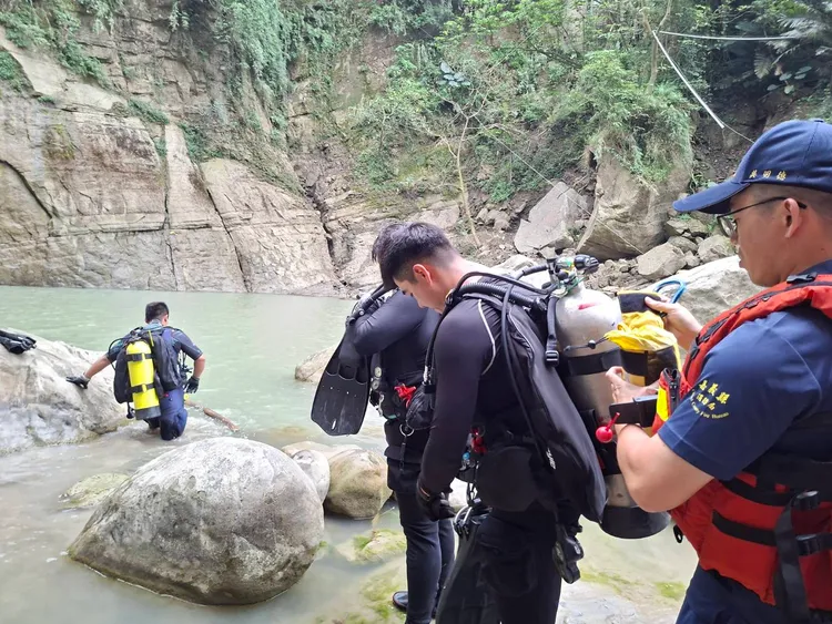 青雲瀑布傳溺水，消防局到場救援。翻攝畫面