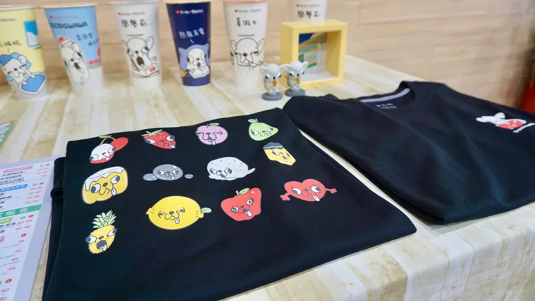 清心福全與變種吉娃娃聯名商品包含T恤、燈飾及貼紙等。莊偉祺攝