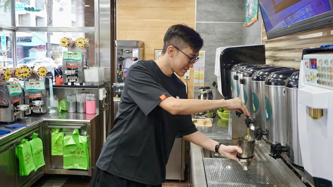赵启宏坦言,多亏当时店长不把自己当成老板儿子看待,也因此历练才能学到很多事。庄伟祺摄