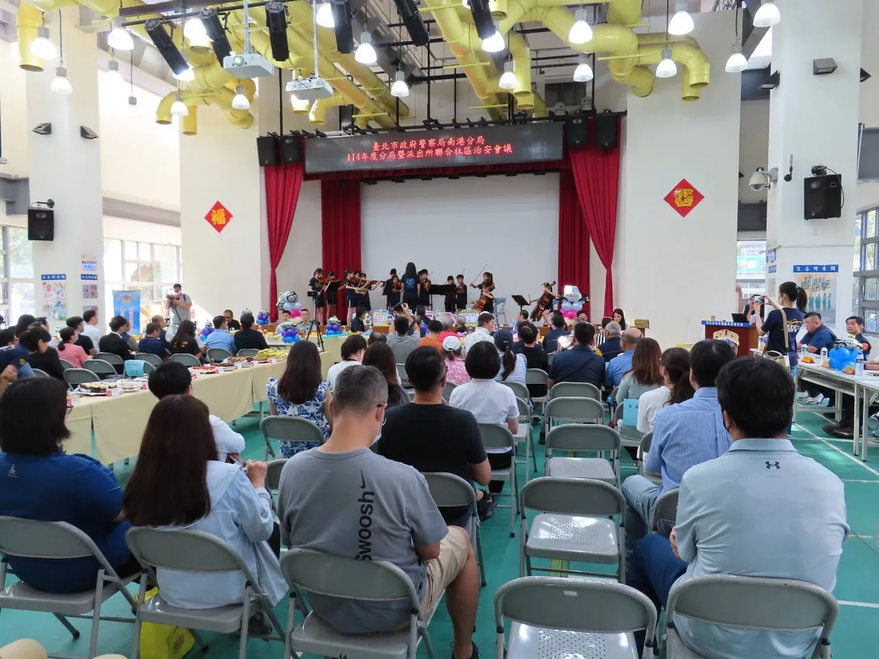 除了美食自助吧,胡适国小弦乐团也献上天籁精彩演出。翻摄画面