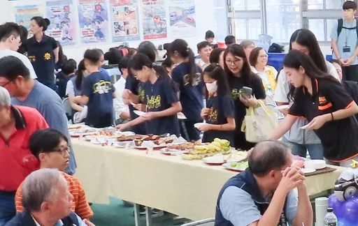 南港分局首創「下午茶自助吧」治安會議 軍警民藉美食交流宣導防詐
