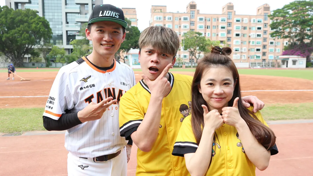 蔡阿嘎夫妻与台南Josh合照。翻摄自蔡阿嘎脸书