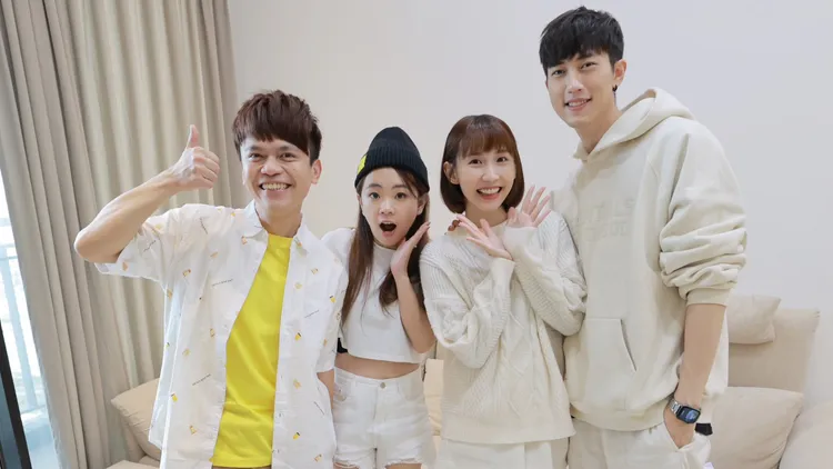 蔡阿嘎夫妻与范姜彦丰、粿粿合照。翻摄自蔡阿嘎脸书