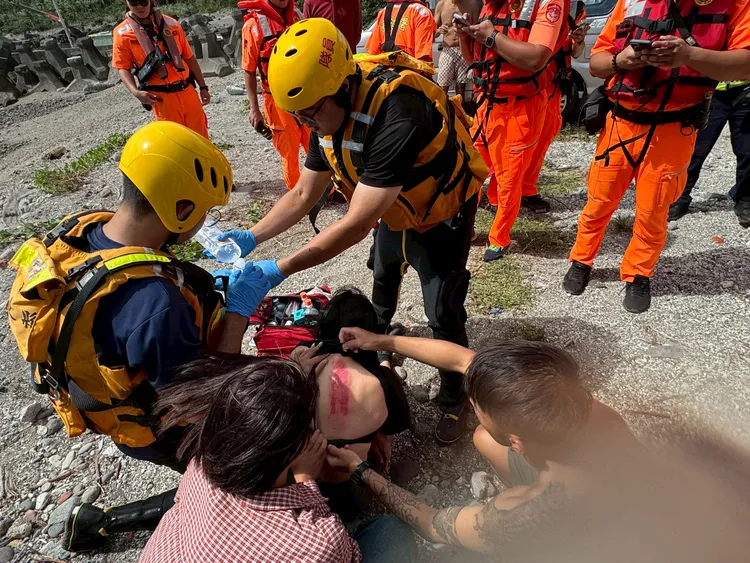 在海上漂流的衝浪客獲救。台東縣消防局提供