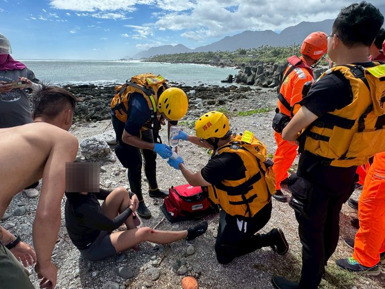 台東基翬漁港4名衝浪客海上漂流 警消獲報驚險救上岸