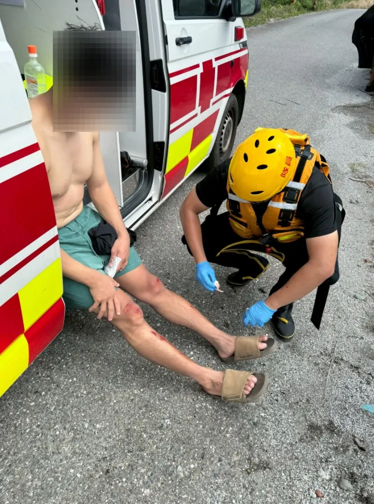 在海上漂流的衝浪客獲救。台東縣消防局提供