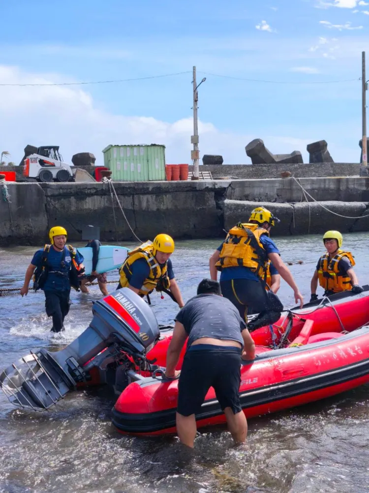 在海上漂流的衝浪客獲救。台東縣消防局提供