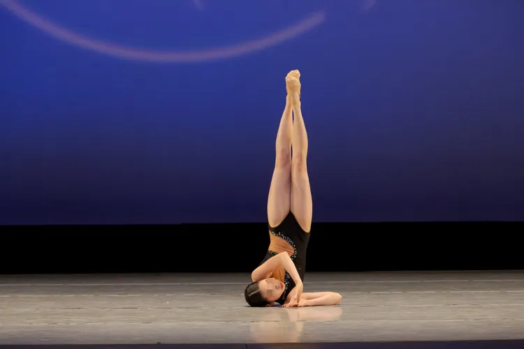 李晶晶女兒做出不少高難度動作。翻攝李晶晶臉書