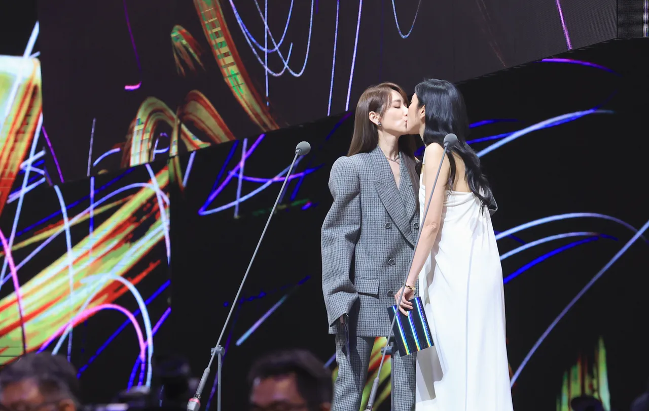 柯佳嬿、杨谨华上演「亲亲」打破不和传闻。三立提供