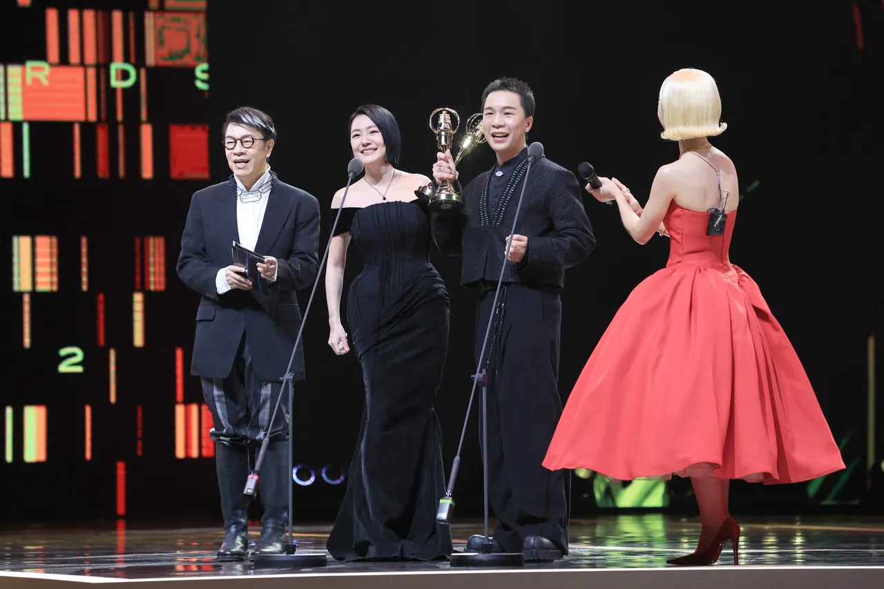 小S、派翠克夺下「综艺节目主持人奖」。三立提供