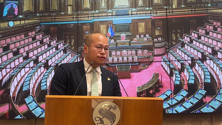 黎智英儿子黎崇恩在义大利参议院记者会,恳求声援释放父亲。中央社