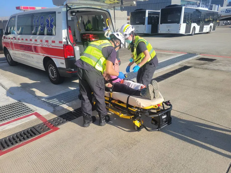 華姓女山友被救護車送醫。空勤總隊提供