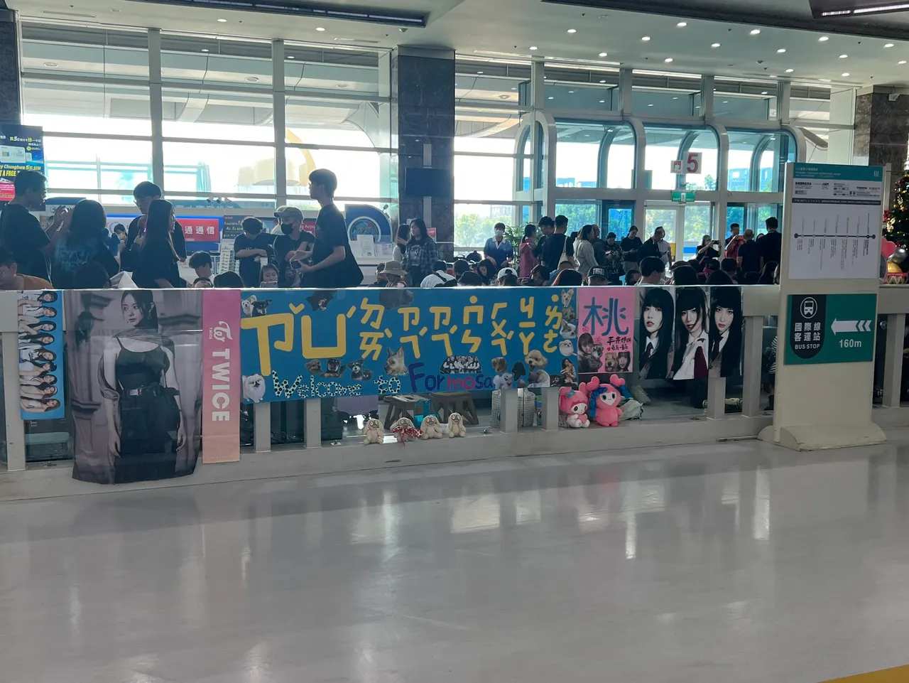 粉絲以注音文「ㄗˇㄩˊㄉㄞˋㄗㄟˊㄗㄟˊㄇㄣ˙ ㄏㄨㄟˊㄐㄧㄚㄌㄜ˙（子瑜帶賊賊回家了）」應援看板，歡迎子瑜回家。陳薇安攝