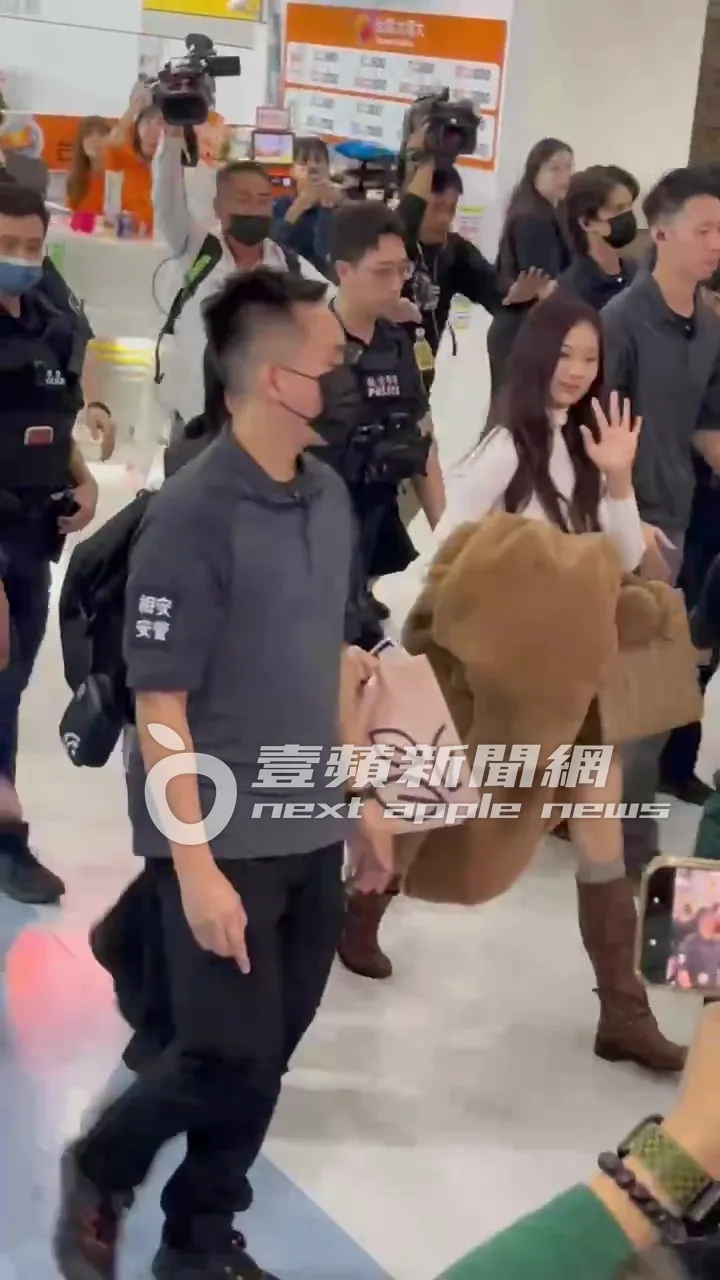 子瑜露出大長腿，不斷揮手跟粉絲互動。特勤中心攝