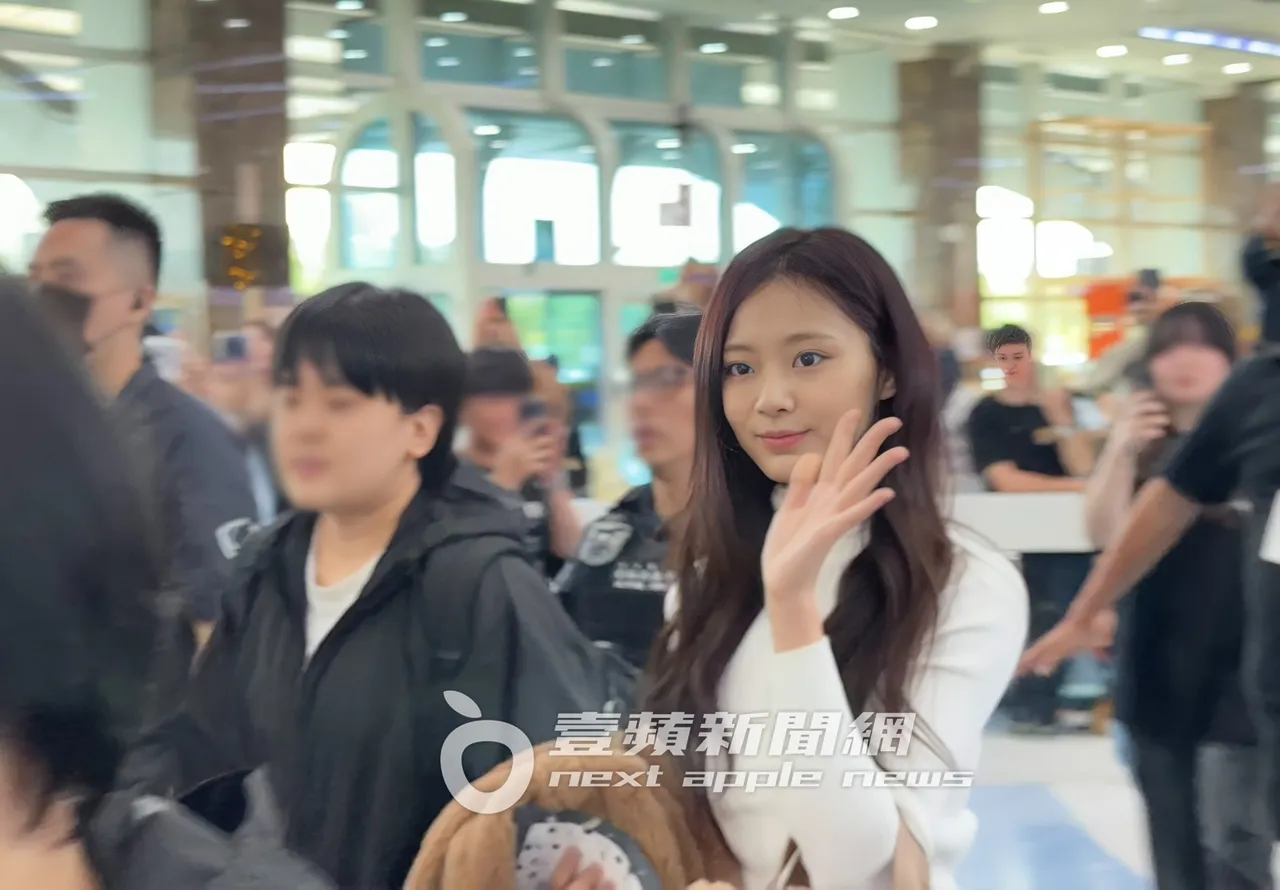 直击｜子瑜抵高雄秀辣腿打招呼！等10年回台开唱一路灿笑美爆了