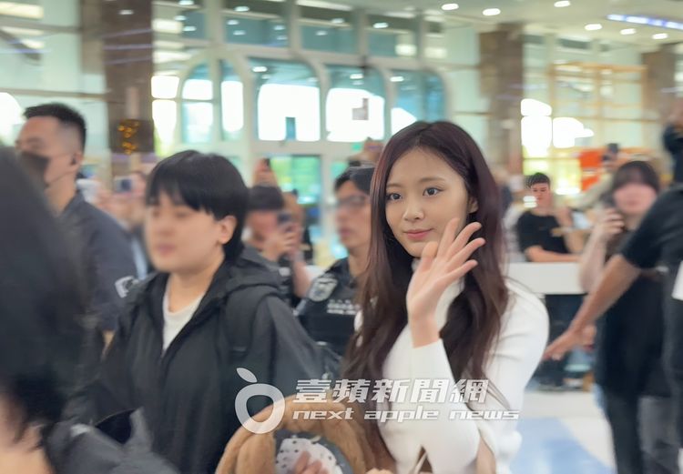 直擊|子瑜抵高雄秀辣腿打招呼!等10年回台開唱一路燦笑美爆了