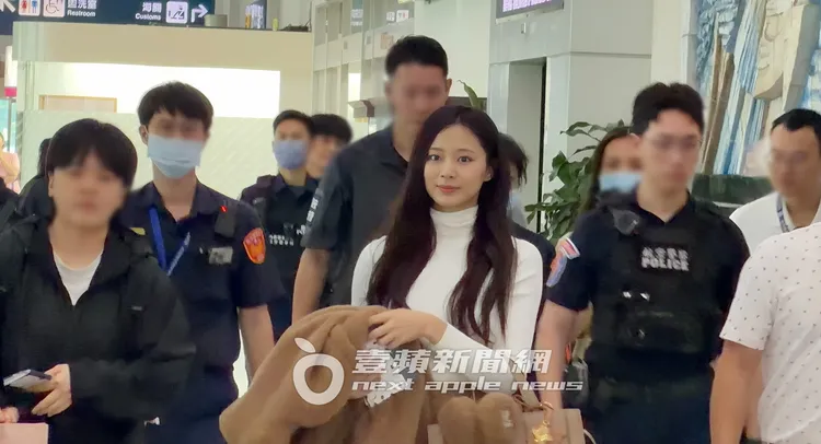 子瑜因為昨天在東京有時尚活動，今天跟TWICE姐姐們分開抵台。特勤中心攝