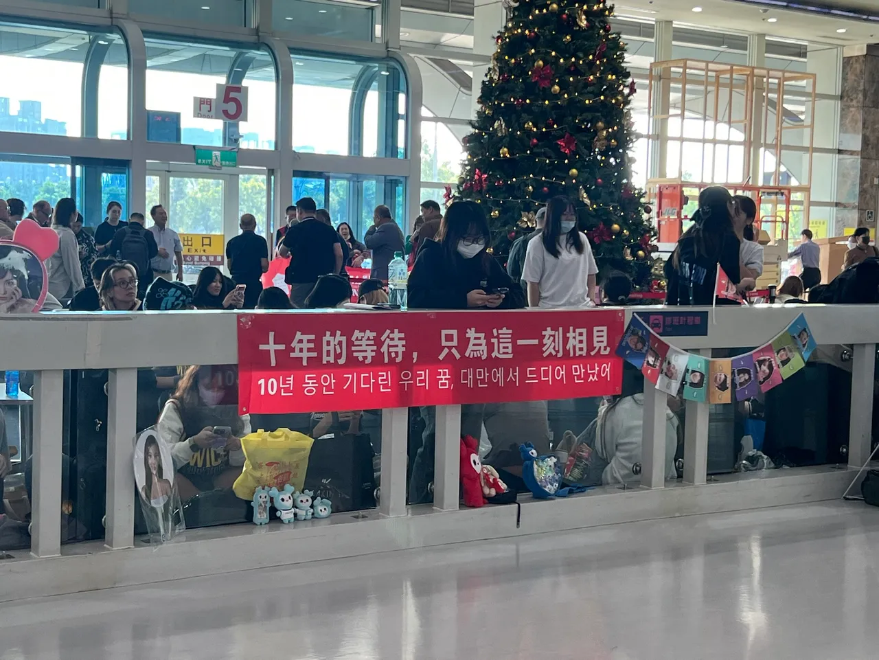 粉絲舉紅布條「十年的等待，只為這一刻相見」迎接TWICE。陳薇安攝