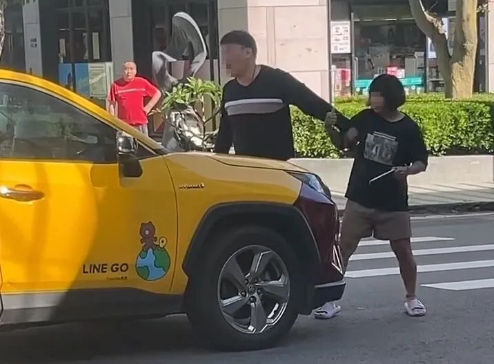 黄男情绪失控拦小黄骂运将，女友也拦他不住。翻摄Threads/yuxiang0555