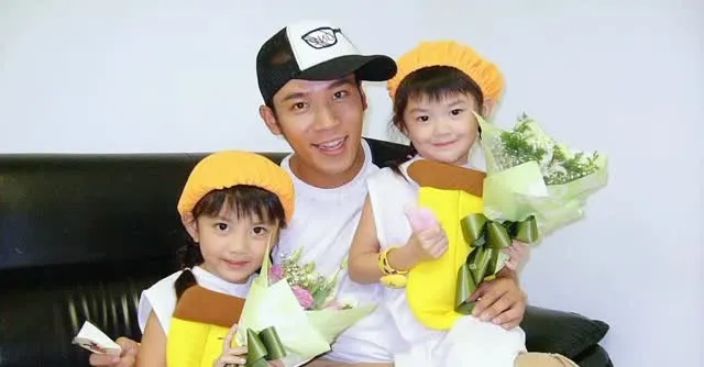 紀欣妤、紀欣伶童星時期與香蕉哥哥合影。翻攝紀欣伶IG