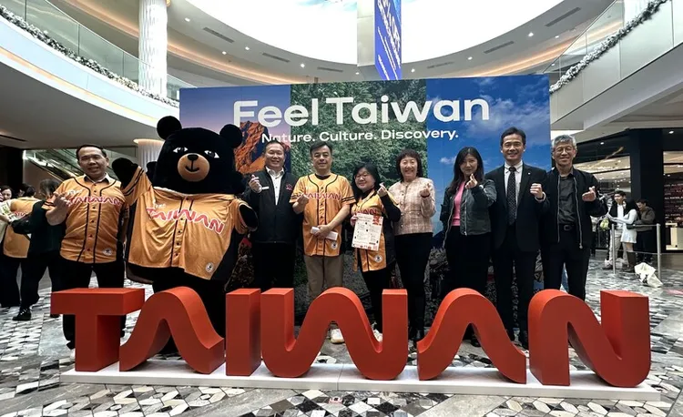 駐舊金山辦事處長伍志翔（右6）、觀光署舊金山辦事處主任李思賢（右5）在快閃活動上推廣台灣。 中央社