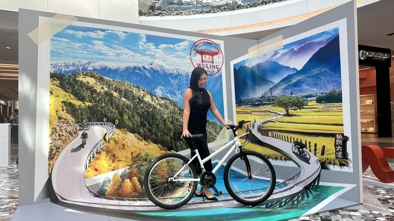 觀光署22日在南灣大型商場舉辦的快閃推廣活動吸引數千人參加，現場以台灣旅遊元素打造台北 101、環島自行車場景3D視覺藝術拍照牆。 中央社