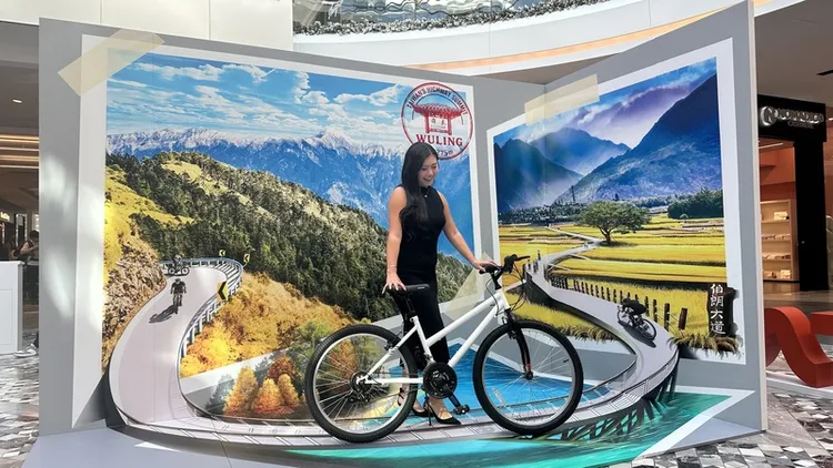 觀光署22日在南灣大型商場舉辦的快閃推廣活動吸引數千人參加，現場以台灣旅遊元素打造台北 101、環島自行車場景3D視覺藝術拍照牆。 中央社