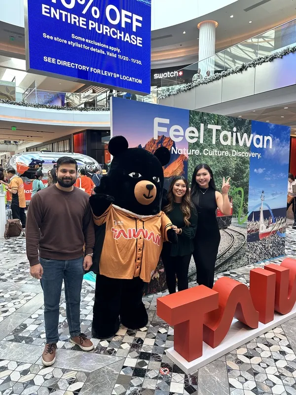 加大柏克萊哈斯商學院學生克汗（左1）今年暑假赴台，返美後成哈台族。中央社