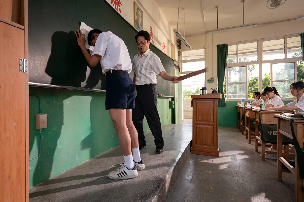 陈玄力遭演老师的郑有杰「体罚」狂打屁股。百景映画提供。