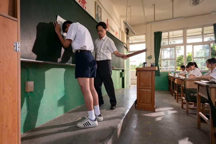 陳玄力遭演老師的鄭有傑「體罰」狂打屁股。百景映畫提供。