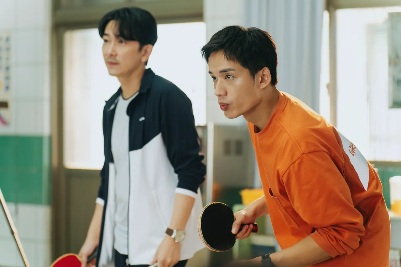 陈泽耀(右)意外摔断黄冠智的宝贝球拍。爱奇艺国际版、壹壹影业提供