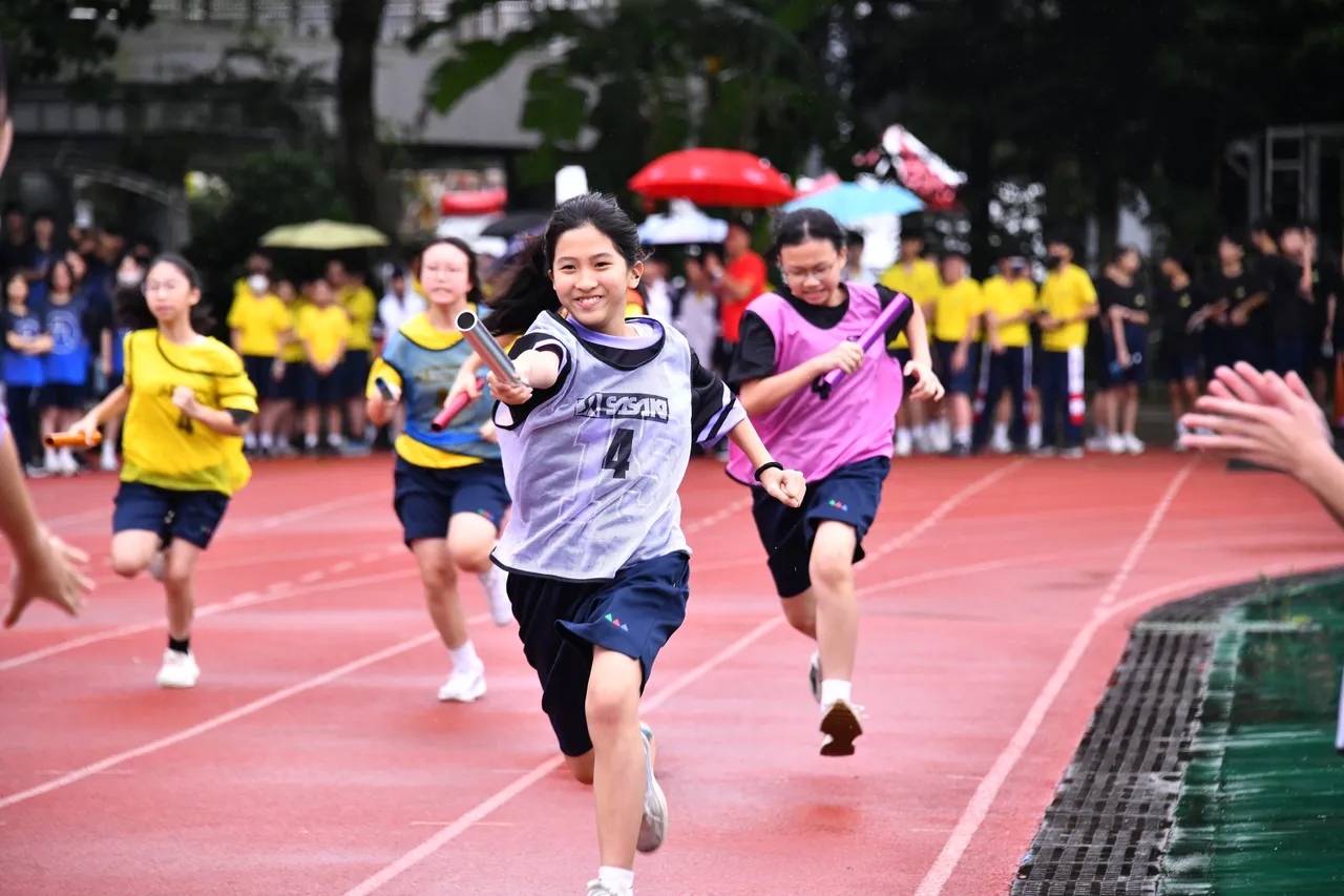 校庆大队接力，每班精锐尽出争取最佳成绩。校方提供