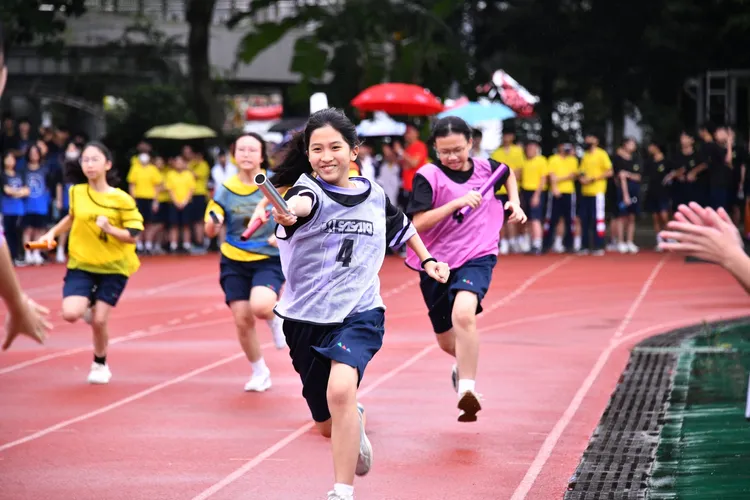 校慶大隊接力，每班精銳盡出爭取最佳成績。校方提供