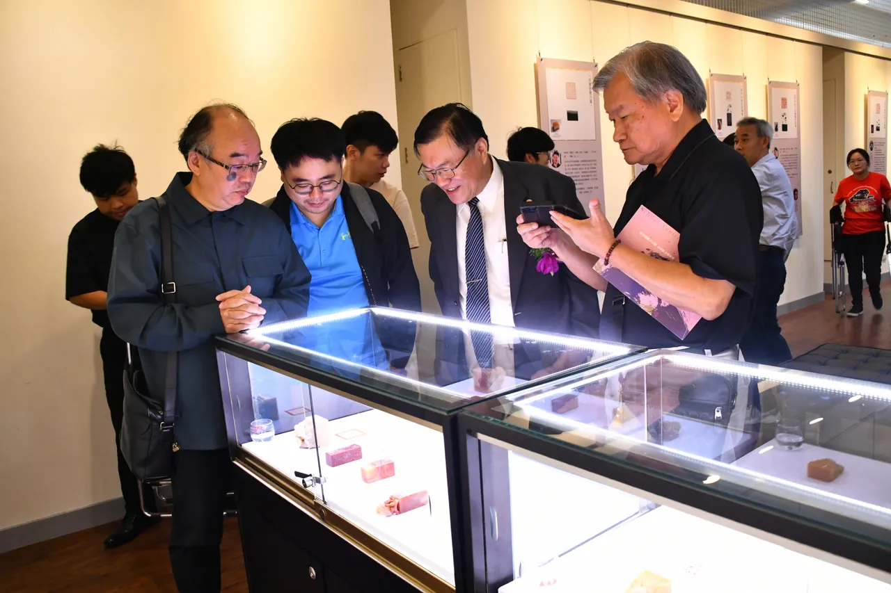 典藏钮雕暨校歌篆刻展。校方提供