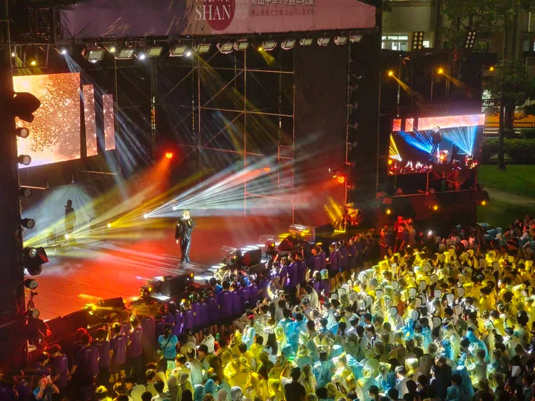 南山中學79週年校慶公益演場會，蕭秉治、李千娜、葛仲珊、陳芳語等人氣歌手輪番演出，公益演唱會人潮爆滿，全場4800多名師生、家長志工與貴賓隨著節奏搖擺。校方提供