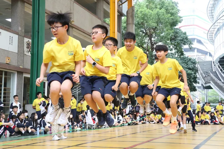 南山中学79周年校庆公益演唱会热闹展开，白天运动会有跳绳擂台赛、大队接力与展览，晚上公益演唱会更掀起高潮。校方提供