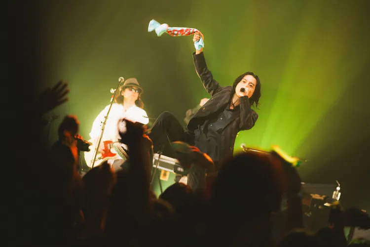 澀谷昴興奮揮舞毛巾。遠大娛樂提供