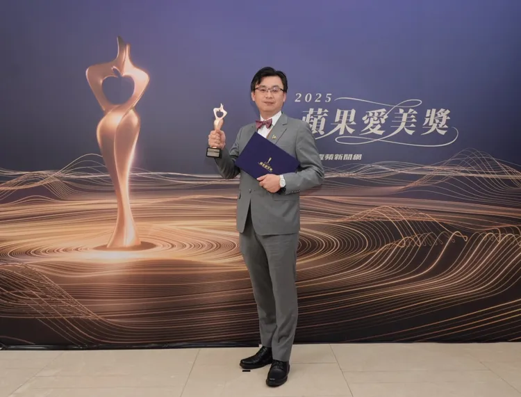 今年《蘋果愛美獎》揭曉「年度創新科技療程獎」大獎，由美國音波獲得肯定，新加坡商莫氏亞太有限公司台灣分公司總經理黃峙銘（右）代表領獎。彭欣偉攝
