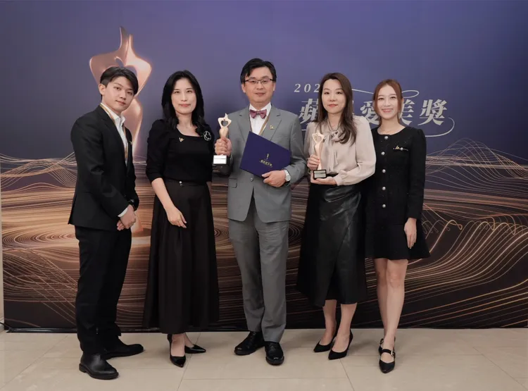 今年《蘋果愛美獎》揭曉「年度創新科技療程獎」大獎，由美國音波獲得肯定，新加坡商莫氏亞太有限公司台灣分公司總經理黃峙銘（中）代表領獎。彭欣偉攝