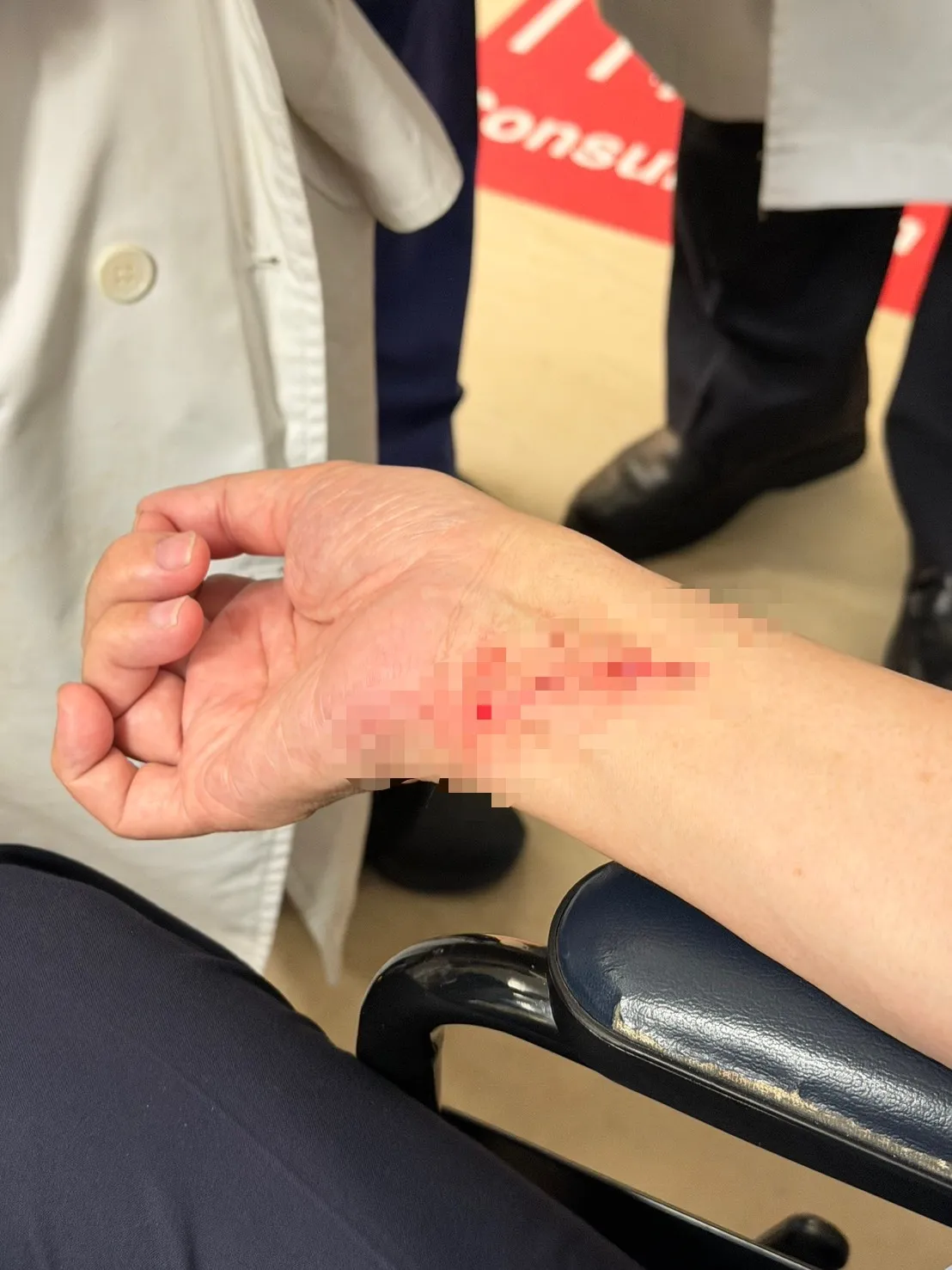 江汉声手腕遭刺。翻摄画面