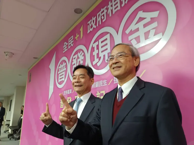 台股今大跌991點創歷史第6大跌點。國安基金操盤手、財政部次長阮清華（圖右）今於普發現金記者會後受訪，喊話台股基本面良好。許麗珍攝