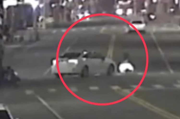 高市轎車「切西瓜」左轉撞行人 駕駛稱「A柱擋視線」