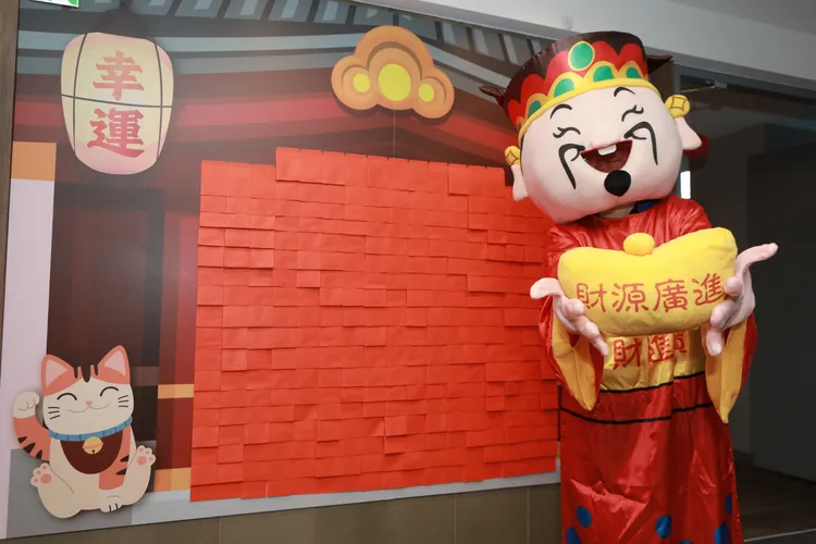 迎接春節，捷絲旅宜蘭礁溪館精心策畫童戲市集，試手氣必玩「開運抽紅包」，有機會抽中住宿券。捷絲旅提供