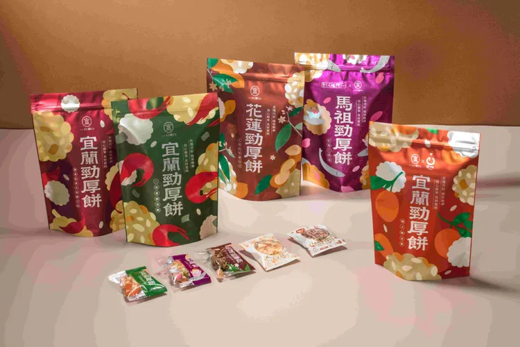 捷絲旅宜蘭礁溪攜手「一口宜口 勁厚餅」推早鳥限量伴手禮，特選富貴好運的烏魚子及三星蔥櫻花蝦口味，為新春獻上好運。捷絲旅提供